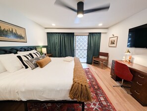 1 habitación, escritorio, tabla de planchar con plancha y cuna de viaje