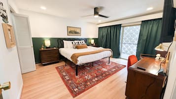 1 habitación, escritorio, tabla de planchar con plancha y cuna de viaje