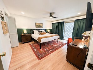 1 dormitori, escriptori i planxa i posts de planxar 