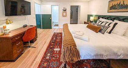 The Scholar Suite | 1 King | Newly Renovated!