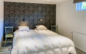 4 bedrooms, travel crib, internet