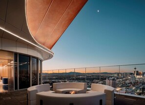Terrace/patio - King Room at a 4.5⭐️ Hotel (Las Vegas)