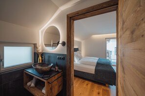 Kostenlose Toilettenartikel, Haartrockner, BademÀntel, Hausschuhe