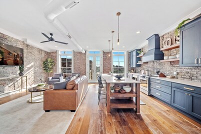 Knoxtopia: BRAND-NEW Downtown Knoxville Condo in Historic Century Building