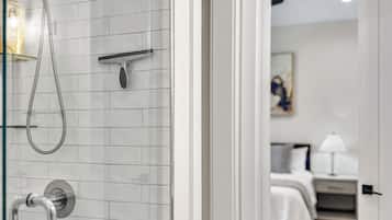 Douche, séchoir à cheveux, serviettes fournies, savon