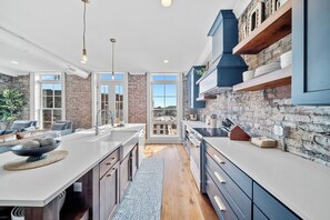 Réfrigérateur, four à micro-ondes, un four, surface de cuisson