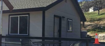 "Quinn" tessential Railfan Accommodation 2 People 13& Up, 1 Bedroom, 1 Bathroom