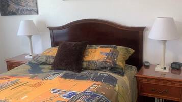 1 bedroom, desk, WiFi, bed sheets