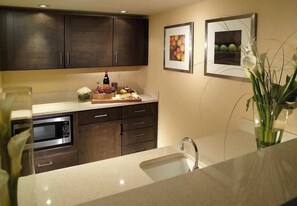 冷蔵庫、電子レンジ、コーヒー / ティーメーカー、ダイニングテーブル