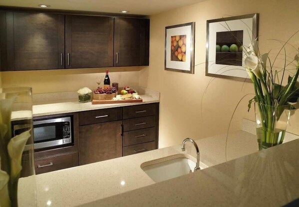 冷蔵庫、電子レンジ、コーヒー / ティーメーカー、ダイニングテーブル