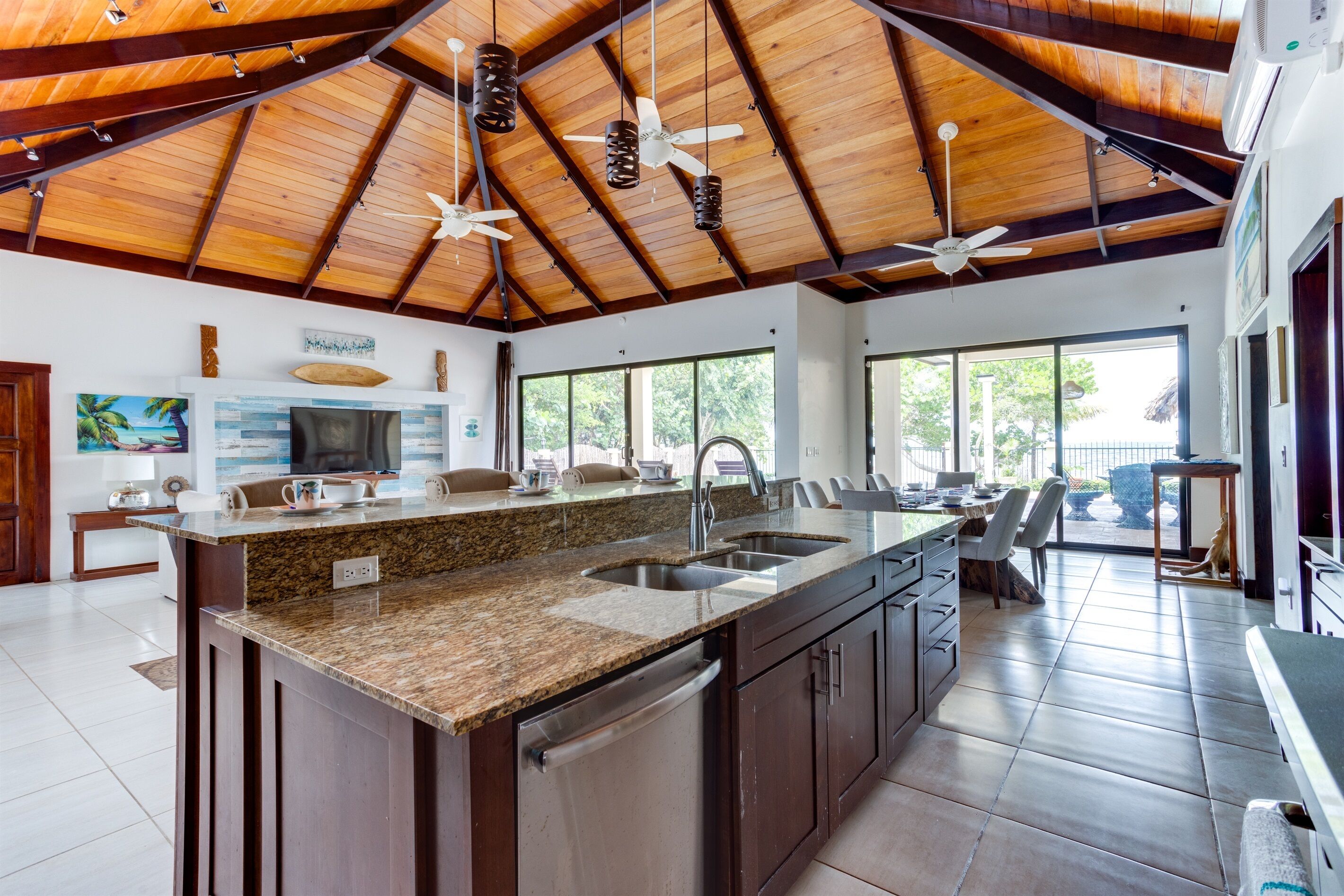 Réfrigérateur, micro-ondes, plaque de cuisson, lave-vaisselle