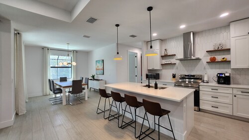 Luxury 4br house, Heated Saltwater Pool, 8 mi to beach, Family Fun, Office