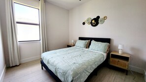 4 bedrooms, desk, iron/ironing board, travel cot - Luxury 4br house, Heated Saltwater Pool, 8 mi to beach, Family Fun, Office (Port Charlotte)