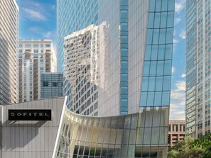 Exterior - 2 Connecting Suites at a 4.5⭐️ Hotel (Chicago)