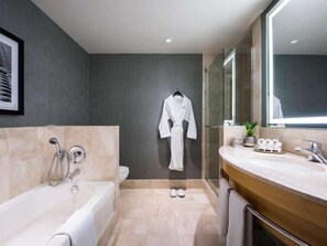 Een haardroger, handdoeken