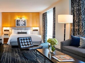 2 slaapkamers, een bureau, een strijkplank/strijkijzer, reisbedje