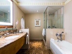 Hair dryer, towels - 2 Connecting Suites at a 4.5⭐️ Hotel (New York)