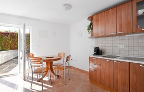 Refrigerador, parrilla de estufa y cafetera y tetera 