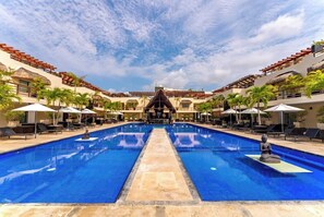 Outdoor pool, open 9:00 AM to 9:00 PM, pool loungers - Aldea Thai by AR Vacations (Playa del Carmen)