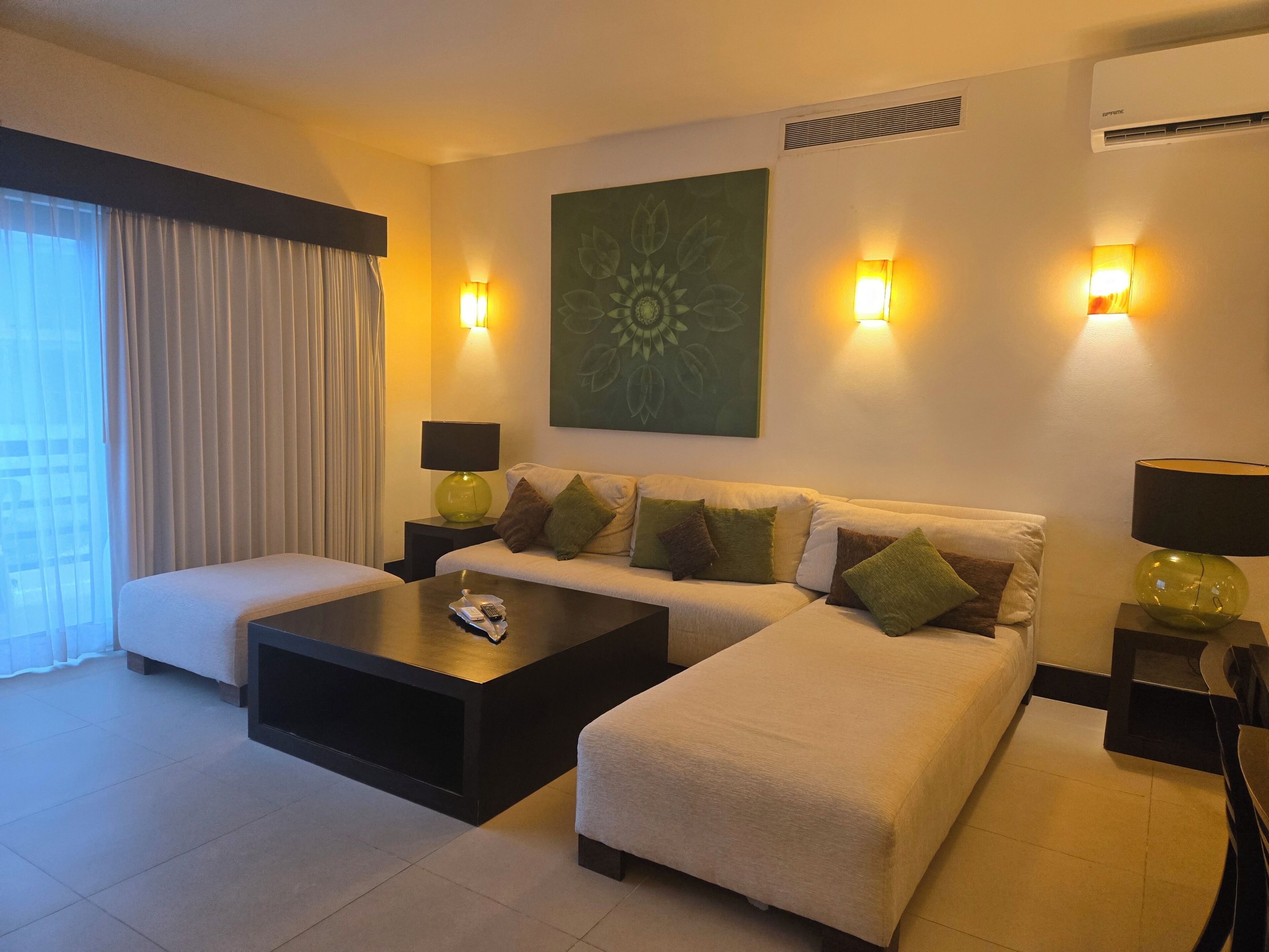 Deluxe-huoneisto | Oleskelualue | 50–tuumainen äly-TV, jossa digitaalikanavat