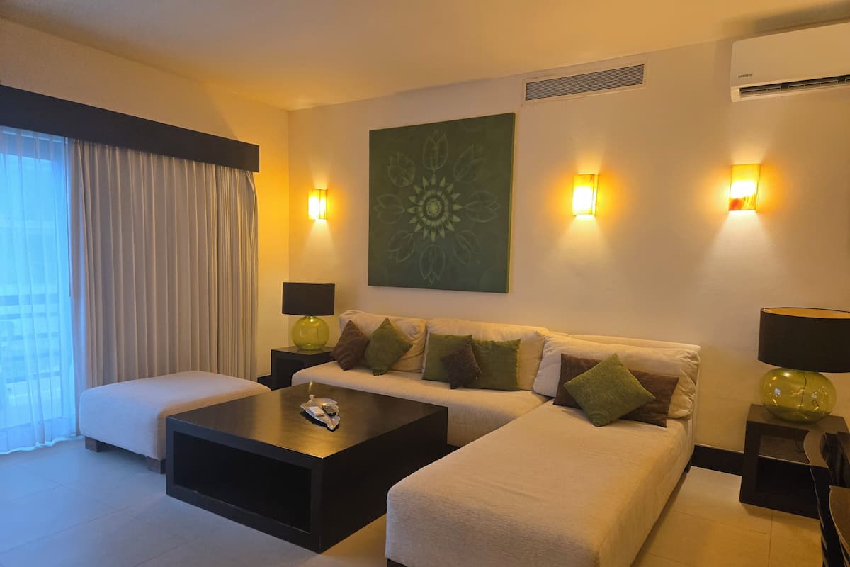 Deluxe-huoneisto | Oleskelualue | 50–tuumainen äly-TV, jossa digitaalikanavat