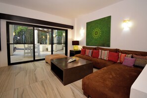 Family Apartment, 2 Bedrooms, Private Pool | Living area