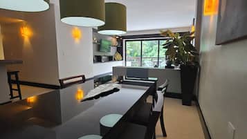 Departamento familiar, 2 habitaciones, balcón, vista al resort | Comedor
