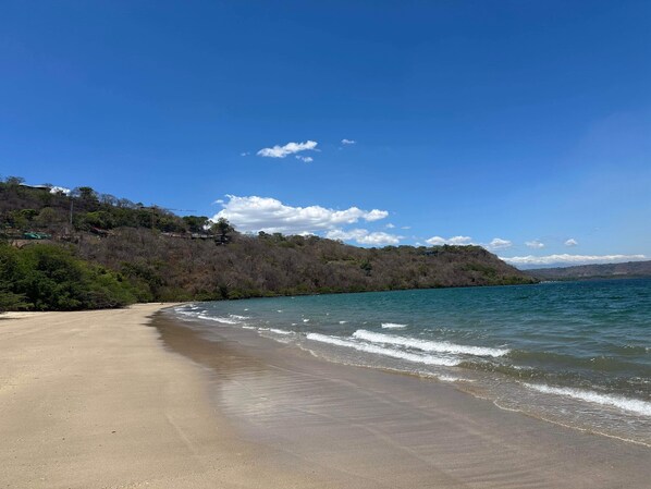 Playa en los alrededores, camastros y toallas de playa