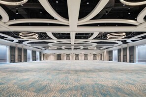 A spacious conference room with a patterned carpet, modern ceiling design, and large windows. - 3 Connecting Suites at a 4⭐️ Hotel (Orlando)