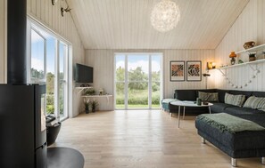 Smart TV, fireplace, ping pong - Beautiful home in Farsø with WiFi (Farsø)