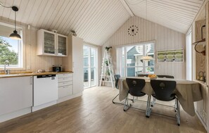 Kjøleskap, kokeplater, oppvaskmaskin og kaffetrakter/tekoker