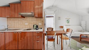 Une cuisine compacte avec des meubles en bois, une cuisinière encastrée et un coin repas comprenant une table et des chaises.