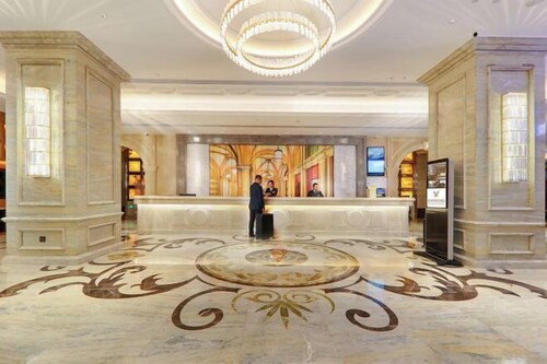 Vienna International Hotel (Tianjin Fifth Avenue Binjiang Road Pedestrian Street Bran
