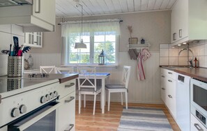Kjøleskap, mikrobølgeovn, kokeplater og oppvaskmaskin