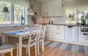 Réfrigérateur, four à micro-ondes, surface de cuisson, lave-vaisselle