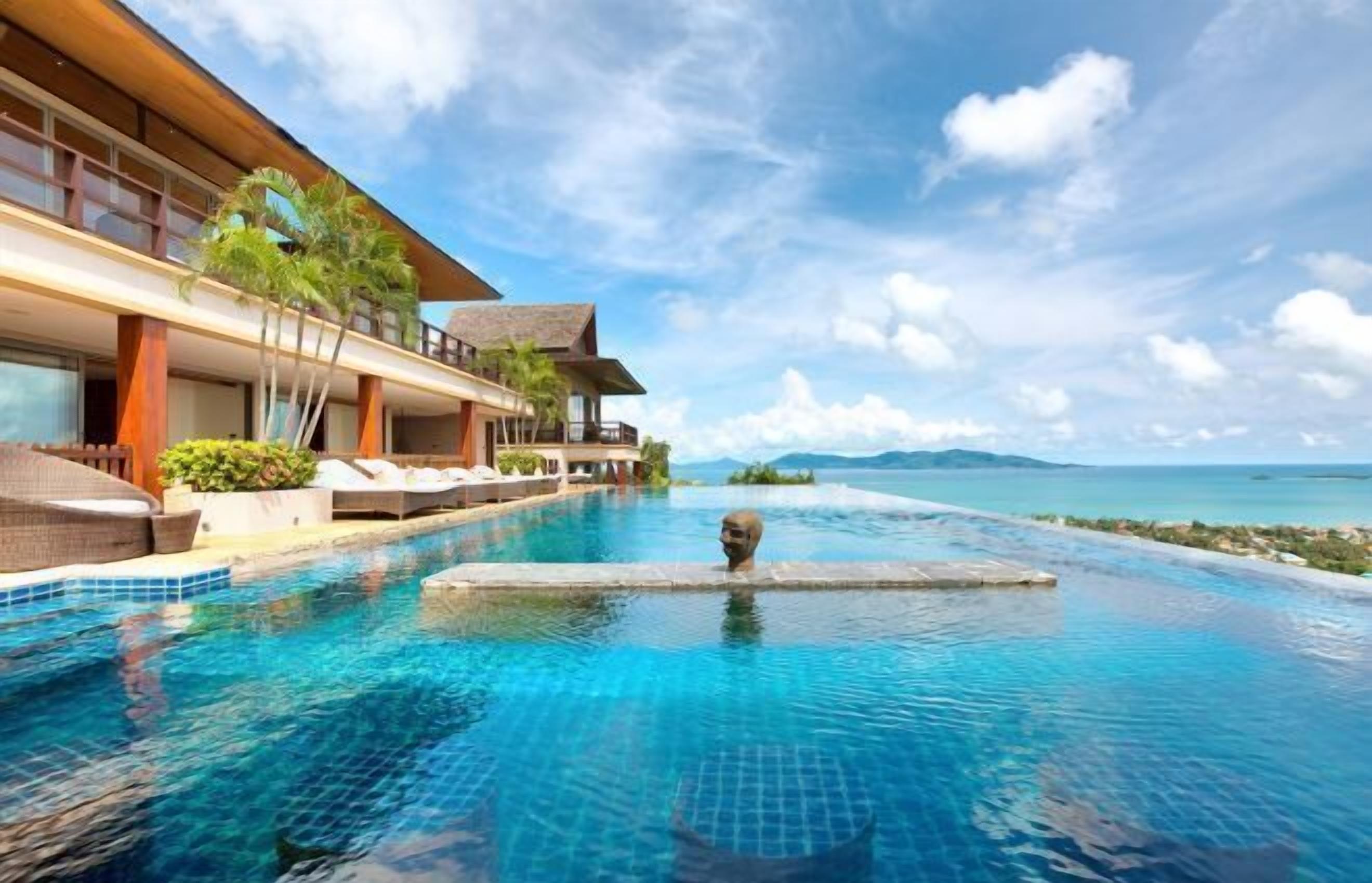 สระว่ายน้ำกลางแจ้ง