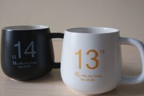 Two mugs with numbers and text. - Huaxia Boutique Inn (Yangshuo West Street Branch) (Yangshuo)