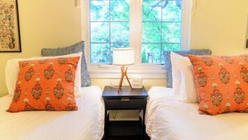 3 bedrooms, desk, iron/ironing board, travel crib