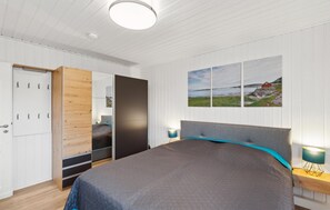 2 bedrooms, iron/ironing board, travel cot, free WiFi