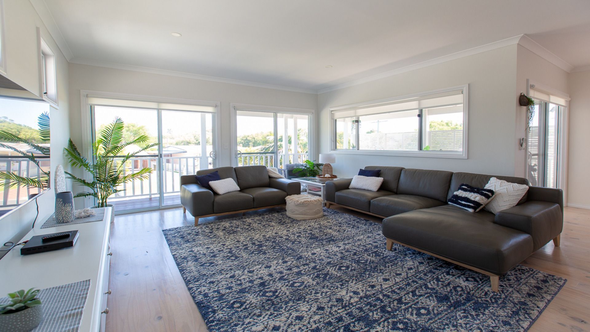 Een smart-tv en een open haard