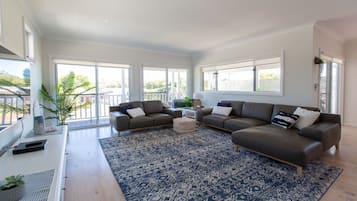 Een smart-tv en een open haard