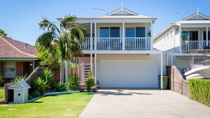 Exterior - Sunny Shores Family Retreat: Your Perfect Getaway in West Busselton! (West Busselton)