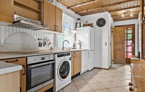 Een koelkast, een kookplaat, een vaatwasser