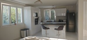 Geladeira, micro-ondas, fogão, cooktop
