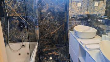 Douche, baignoire Ă jets, sĂšche-cheveux, serviettes fournies
