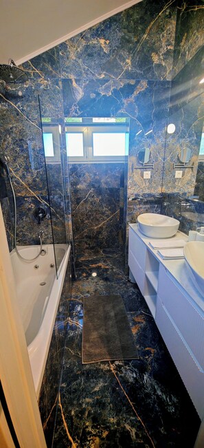 Een douche, een bubbelbad, een haardroger, handdoeken