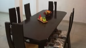 A dining area with a rectangular table, black chairs, and a ceiling fan. - Quinta Olivos!!, UN Espacio Para TU Descanso...!! (Mor.)