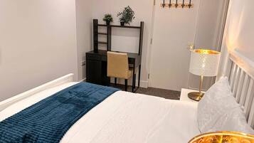 2 soverom, skrivebord, strykejern/-brett og wi-fi