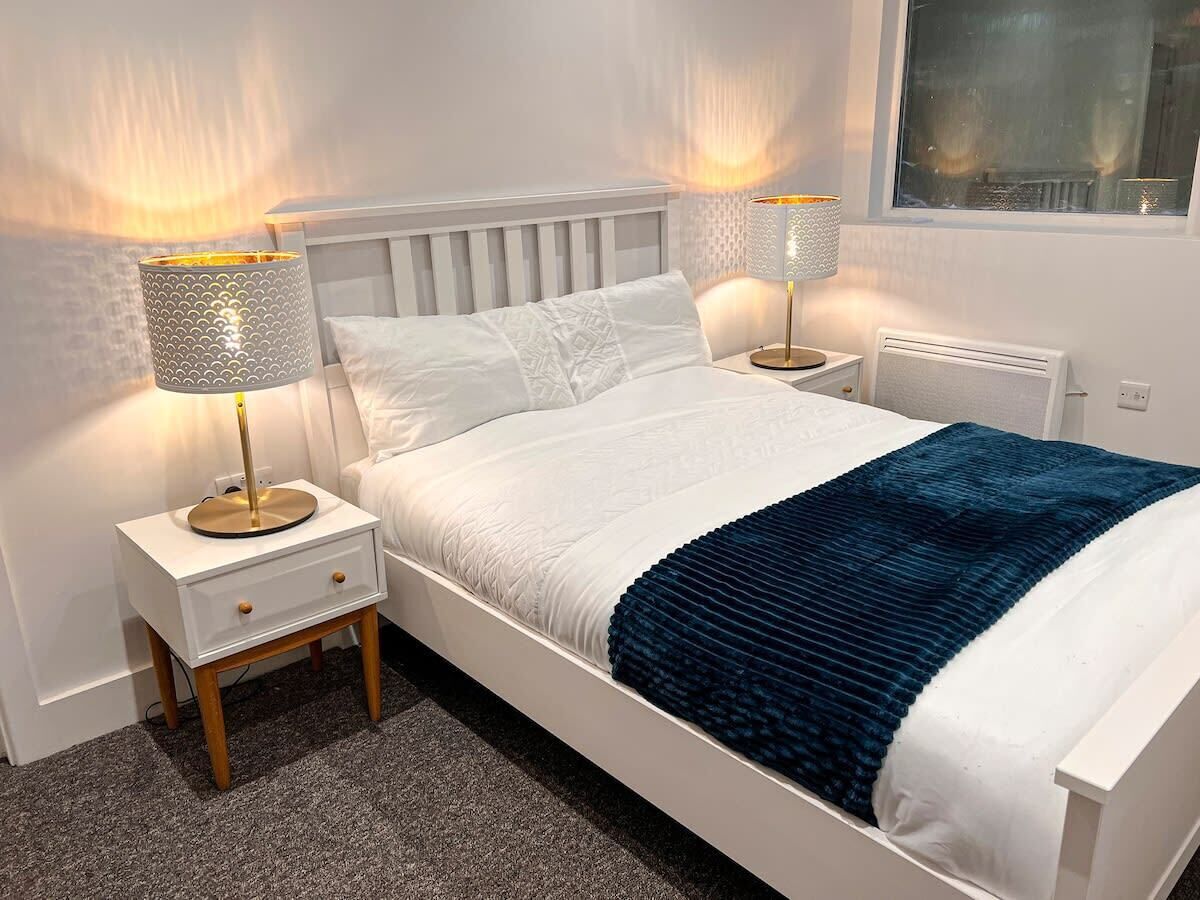 2 bedrooms, iron/ironing board, WiFi