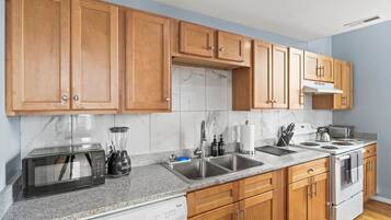 Frigorifero, microonde, forno, piano cottura